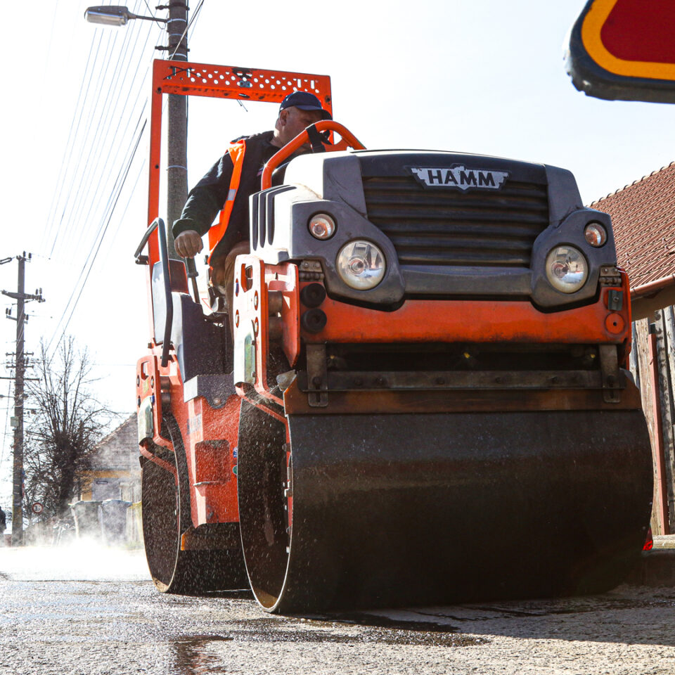 Primăriile din Târgu Mureș, Reghin, Sighișoara și Târnăveni au început plombările la străzi