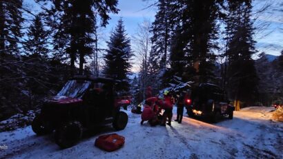 Turist căzut peste 70 de metri cu ATV-ul într-o râpă din Munţii Baiului