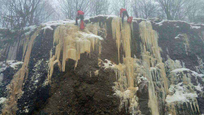 Salvamont Mureș, solicitat să intervină pentru îndepărtarea gheții de pe versanți