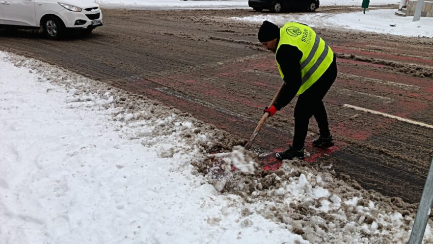 Deținătorii de imobile, asociațiile de proprietari și firmele au obligația să curețe de zăpadă și gheață trotuarele din fața clădirilor