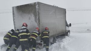 Ninsorile abundente și vântul puternic au făcut prăpăd ieri în jumătatea estică a ţării