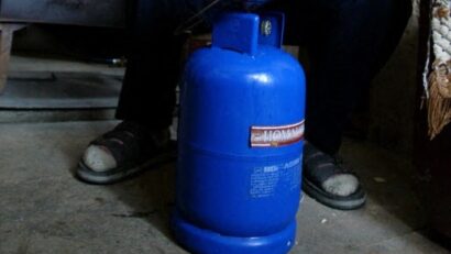 O butelie de camping a explodat în balconul unui bloc din Odorheiu Secuiesc