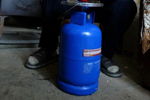 O butelie de camping a explodat în balconul unui bloc din Odorheiu Secuiesc