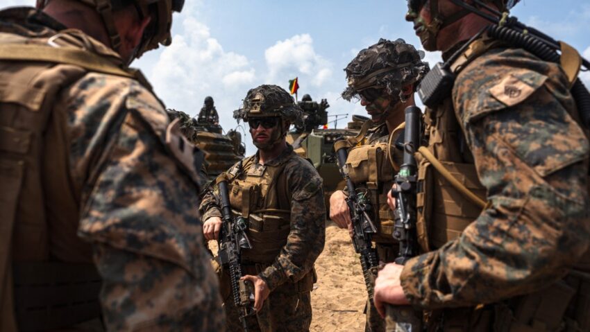 Marea Britanie şi-a retras temporar personalul din Iran