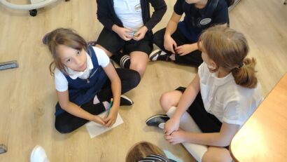 Copilării – Patru prietene și o mie de povești