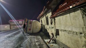 Traficul a fost reluat pe DN 1, la Scoreiu în județul Sibiu, unde o cisternă cu gaz a ieșit de pe carosabil