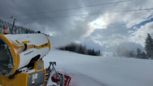 Se produce din nou zăpadă artificială pe domeniul schiabil din Poiana Braşov