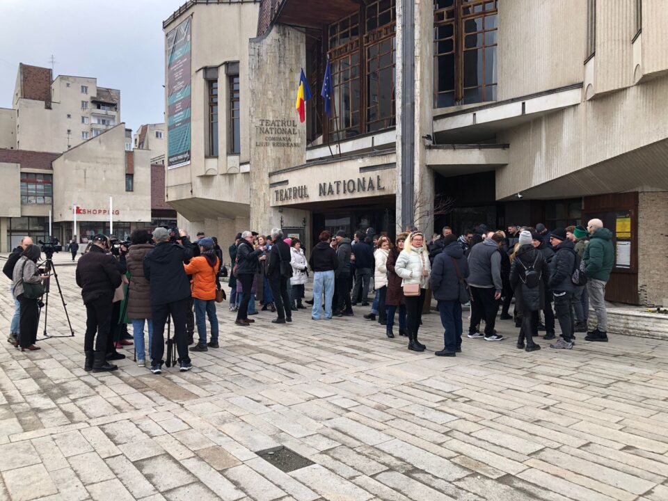 Protest în fața Teatrului Național Târgu Mureș