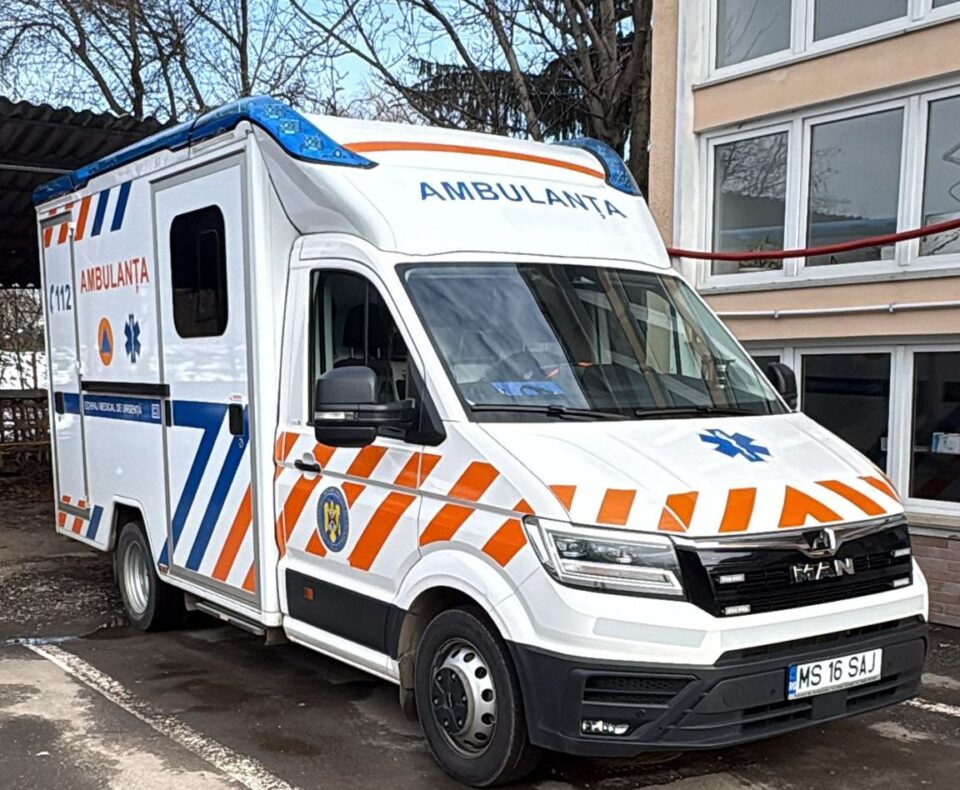 O nouă ambulanță intră azi în dotarea SAJ Mureș