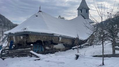 Uitată și abandonată, biserica de lemn din satul Uilac, județul Harghita, s-a prăbușit