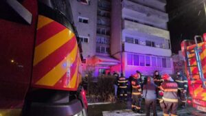Incendiu într-un bloc de locuinţe din Sfântu Gheorghe. Două persoane rănite şi 40 evacuate