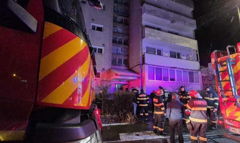 Incendiu într-un bloc de locuinţe din Sfântu Gheorghe. Două persoane rănite şi 40 evacuate