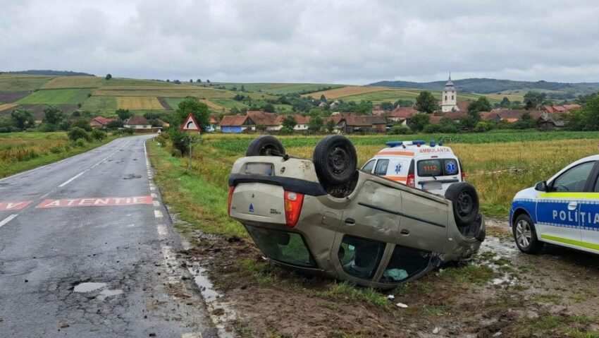 Viceprimarul comunei Pogăceaua a fost urmărit de poliţie, dar a refuzat să oprească şi a ajuns cu maşina într-un şanţ