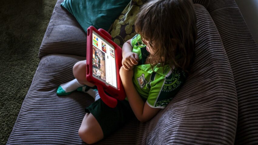 #StaiSigurPeNet:  Părinții se plâng că mediul online este nereglementat pentru minorii din România