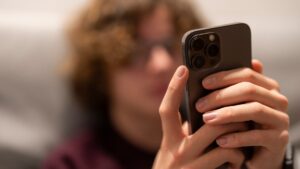 #StaiSigurPeNet! Cristina Pantea, psiholog: Dependența de ecrane începe de la cele mai mici vârste