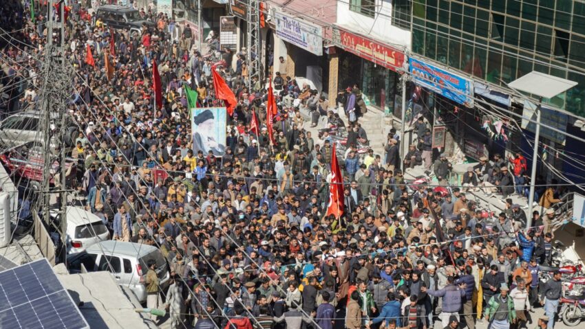 Pakistan: Opt morţi într-o manifestaţie pro-Iran la consulatul american de la Karachi