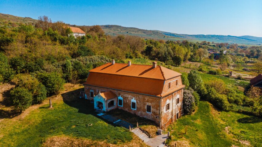 Un conac vechi de peste 500 de ani din jud. Mureș primește vizitatori