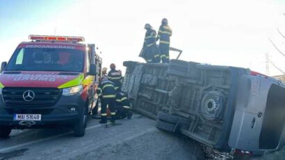 Circulaţia a fost oprită pe DN 13, în județul Brașov, după ce un camion cu îngrăşământ s-a răsturnat pe carosabil