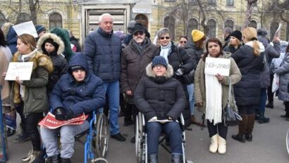 O sută de persoane cu dizabilităţi şi asistenţi sociali au protestat în Piaţa Victoriei din Capitală