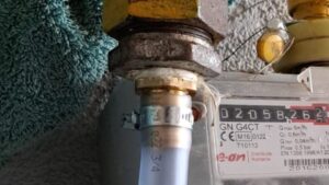 Peste 23 de milioane de kWh ”sustrași” de români anul trecut prin instalații improvizate