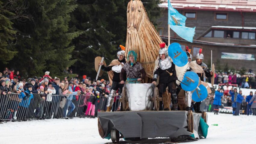 ”Olimpiada nebunilor” pe zăpadă din Harghita Băi a ajuns  la a 14-a ediție