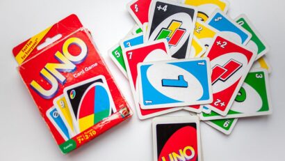 Copilării – La UNO, mintea joacă prima carte