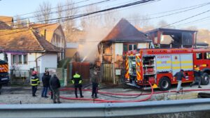 Incendiu la o casă de locuit din municipiul Odorheiu Secuiesc