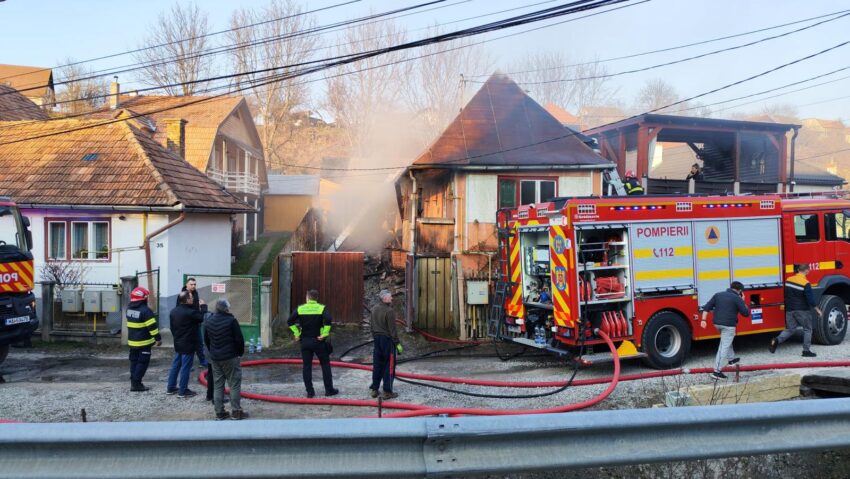 Incendiu la o casă de locuit din municipiul Odorheiu Secuiesc