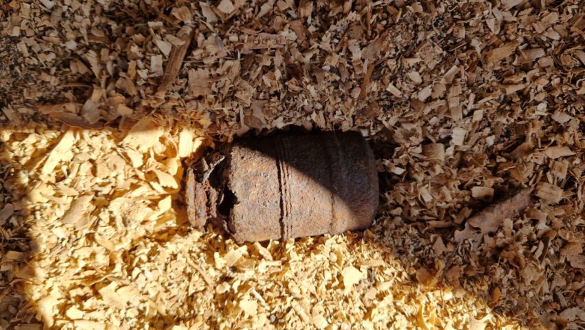 O grenadă de mână ofensivă, găsită de un harghitean în curtea casei