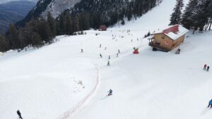 Marți se închid două pârtii de pe domeniul schiabil Poiana Brașov