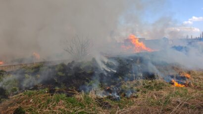 Un puternic incendiu cu risc de propagare s-a produs în orașul Luduș