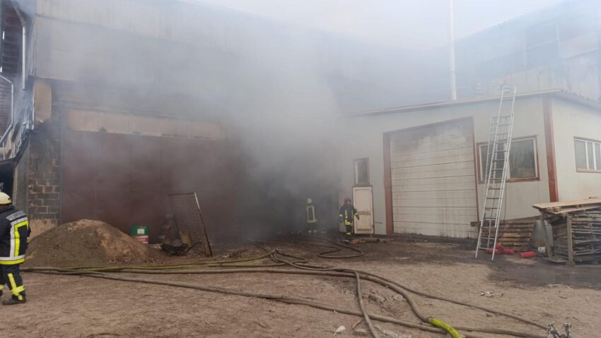 UPDATE Incendiu la un atelier de prelucrare a lemnului, în localitatea harghiteană Vlăhița