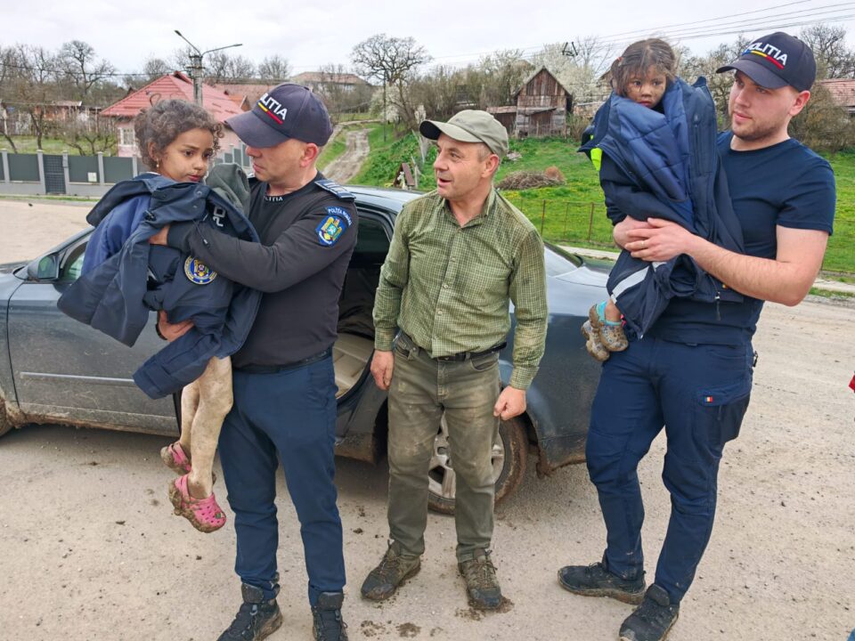 Fetiţele date dispărute au fost găsite în viaţă de un pădurar, într-o zonă izolată