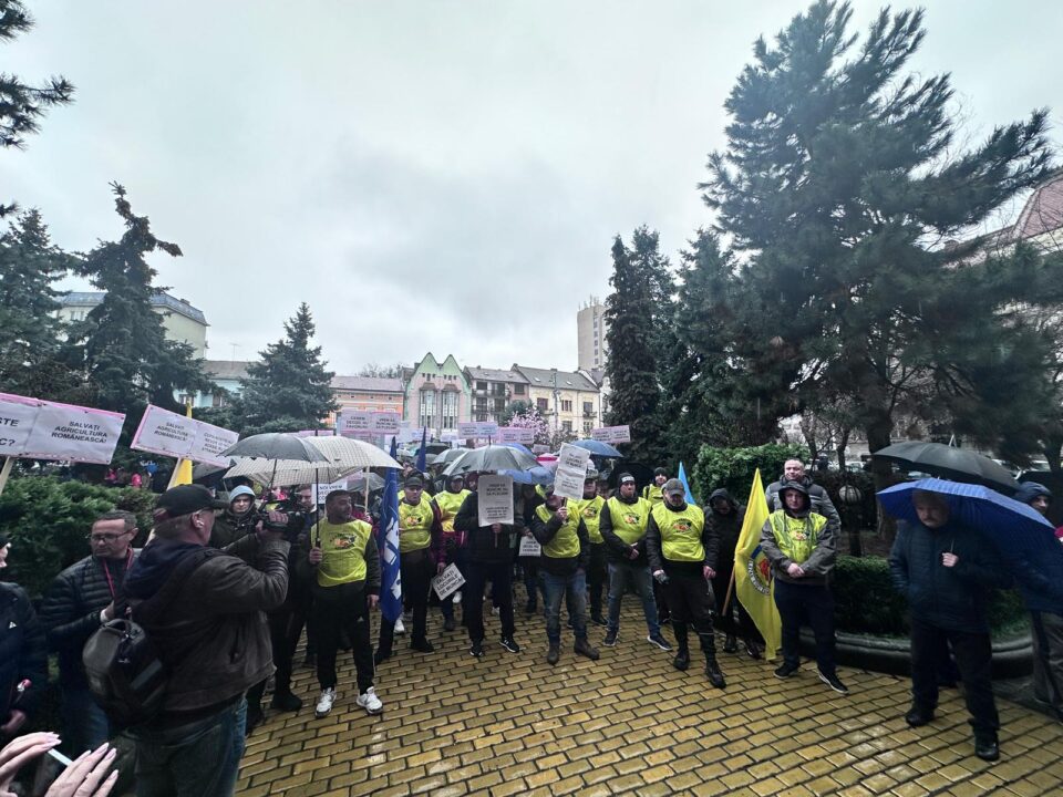 Protest la Prefectura Mureș pentru salvarea Azomureș