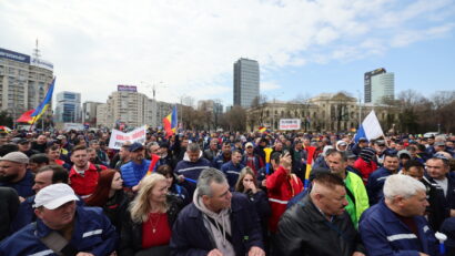 Aproximativ 1.000 de angajați de la Complexul Energetic Oltenia continuă să protesteze la Guvern în Piața Victoriei din capitală