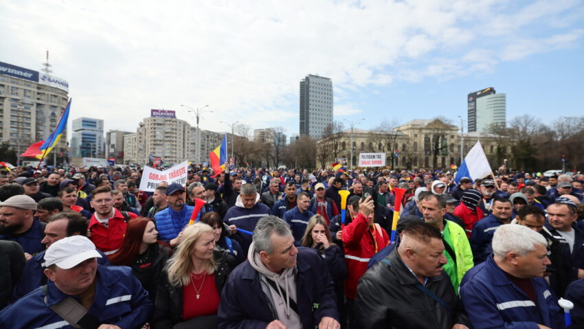 Aproximativ 1.000 de angajați de la Complexul Energetic Oltenia continuă să protesteze la Guvern în Piața Victoriei din capitală