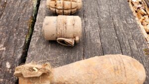 Covasna: O bombă de aruncător, grenade şi cartuşe găsite în zona Şugaş Băi