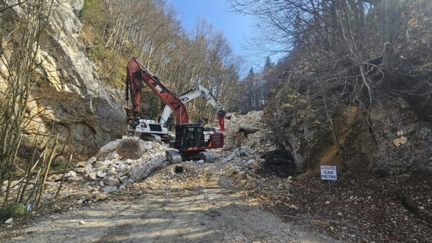 Drumul forestier de la Pietrele lui Solomon rămâne închis, inclusiv pentru turiști, anunță reprezentanții Primăriei Brașov