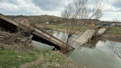 Pod dintre județele Covasna și Brașov, surpat
