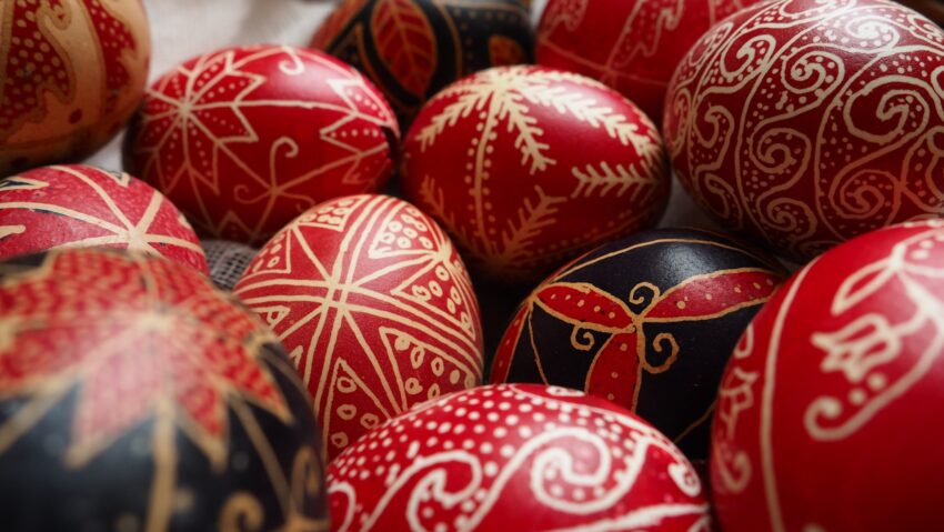 Maraton de încondeiat ouă, la Casa Mives din Sfântu Gheorghe