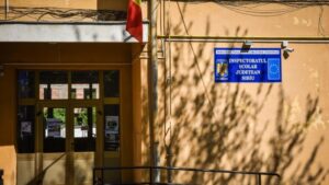 Sibiu: 17 profesori şi elevi, împreună cu familiile lor, sunt blocaţi în Emiratele Arabe Unite