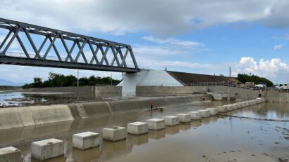 Lucrări de refacere a podului din comuna brașoveană Budila