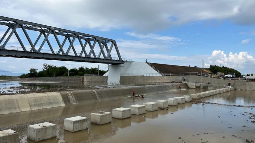 Lucrări de refacere a podului din comuna brașoveană Budila