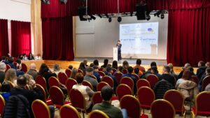 Elevii vorbitori de limba engleză se întrec în elocvență, la Brașov