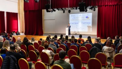 Elevii vorbitori de limba engleză se întrec în elocvență, la Brașov