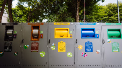 Mureş: Reciclarea devine smart în municipiul reşedinţă prin 200 de eco-insule digitalizate, achiziţionate cu fonduri PNRR