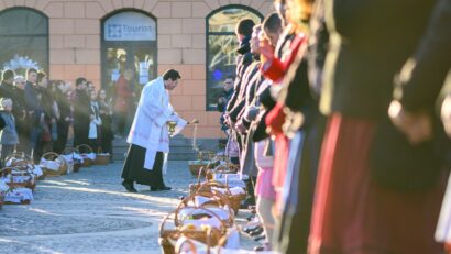Coşurile cu bucate pentru Paştele catolic, sfinţite de preoţi în Piaţa centrală din Sfântu Gheorghe