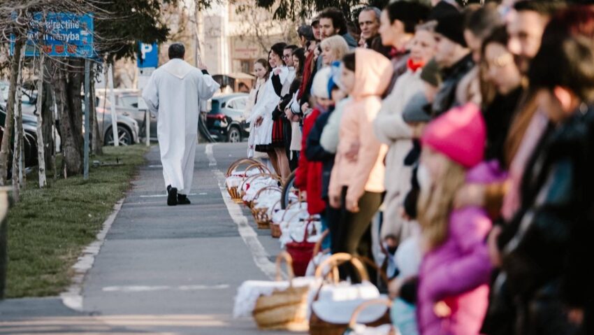 Cea mai mare ceremonie de sfinţire a bucatelor de Paştele Catolic din Bazinul Carpatic, la Miercurea-Ciuc