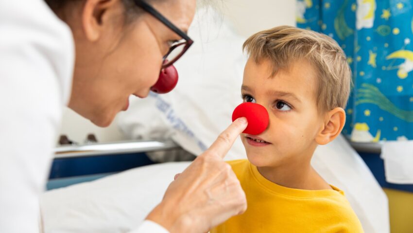 Doctorii Clovni Nas Roşu au vizitat secţiile de pediatrie ale Spitalului Clinic Judeţean Mureș