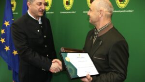 Romsilva l-a premiat pe pădurarul care a salvat cele două minore în județul Mureș